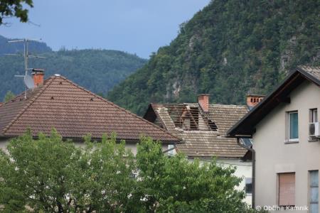 Neurje z vetrom podiralo drevesa in odkrivalo strehe (20)